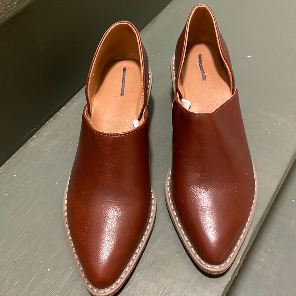 Universal Thread leather slip on shoes size 6 NEW